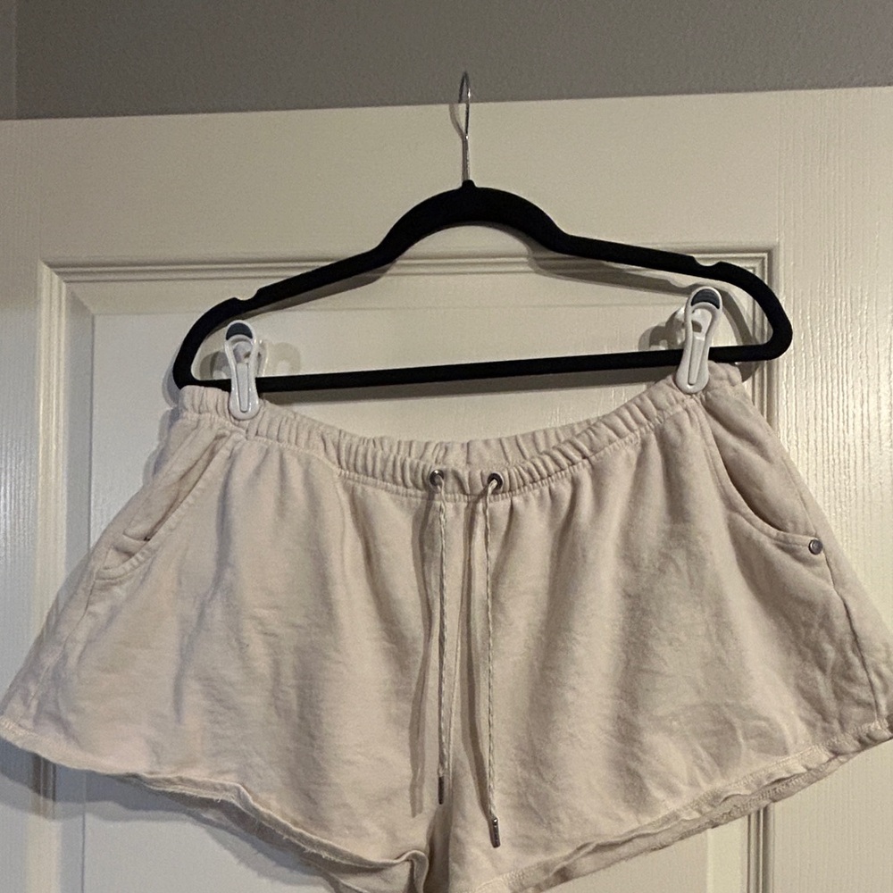 Vuori Women's Shorts in Cream - XL